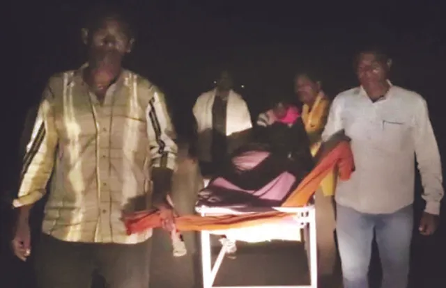 ଷ୍ଟ୍ରେଚର୍‌ରେ ୮ କିମି ଟଣାହେଲା ଶବ: ମିଳିଲାନି ମହାପ୍ରୟାଣ ଗାଡ଼ି