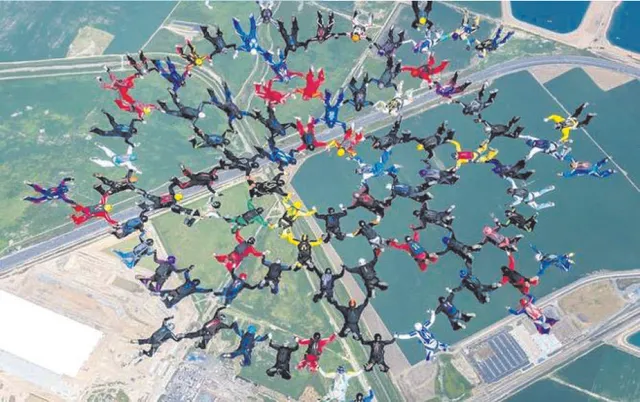 ୧୦୧ ବୟୋଜ୍ୟେଷ୍ଠଙ୍କ ଏକତ୍ର ସ୍କାଏଡାଇଭିଂ!