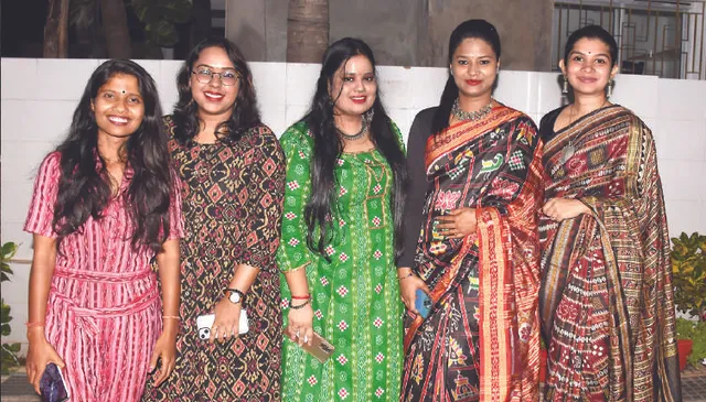 ‘ସମ୍ବାଦ’ ମୁଖ୍ୟ କାର୍ଯ୍ୟାଳୟରେ ହସ୍ତତନ୍ତ ପୋଷାକ ପରିଧାନ କରିଥିବା ସହଯୋଗୀମାନଙ୍କ ସହ ‘ସମ୍ବାଦ ଗ୍ରୁପ୍‌’ର କାର୍ଯ୍ୟନିର୍ବାହୀ ନିର୍ଦ୍ଦେଶିକା ତନୟା ପଟ୍ଟନାୟକ।