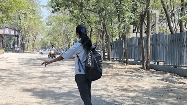 ଲିଫ୍‌ଟ ମାଗି ରାଜ୍ୟ ଭ୍ରମଣ କରୁଛନ୍ତି ଯୁବ ସାମ୍ବାଦିକା