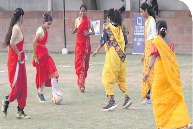 ମନମୋହିଲା ଶାଢ଼ି ପିନ୍ଧି ଫୁଟ୍‌ବଲ୍‌ ଖେଳ