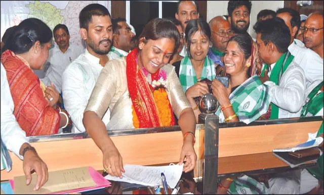 ଝାରସୁଗୁଡ଼ା ଉପନିର୍ବାଚନ: ଶିକ୍ଷା, ସମ୍ପତ୍ତିରେ ଦୀପାଳି ଆଗୁଆ