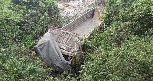 ବାଦପୁର ଘାଟିରେ ପୁଣି ଓଲଟିଲା ଟ୍ରକ: ୫୦ ଫୁଟ ତଳକୁ ଖସିଲା