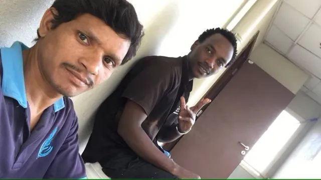 ଫଟୋ ପୋଷ୍ଟ କରି ବିଦେଶୀ ଯୁବକ ଲେଖିଛନ୍ତି, ‘୩ ମାସ ଏହି ଭାରତୀୟ ଯୁବକଙ୍କ ସହିତ ରହିବା ପରେ ତମାଖୁ ତିଆରି କରିବା ଶିଖିଗଲି’