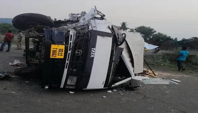 ହାଇୱା ଧକ୍କାରେ ବିସ୍କୁଟ ଗାଡ଼ି ଓଲଟିଲା, ଡ୍ରାଇଭର ମୃତ