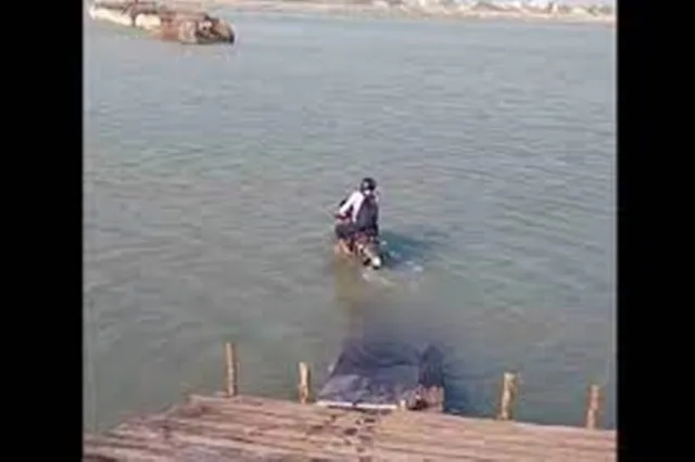 ବାଇକ ଧରି ବିଶାଳ ନଦୀକୁ ଓହ୍ଲାଇ ପଡ଼ିଲେ ଯୁବକ, ଆଉ ତା’ପରେ…