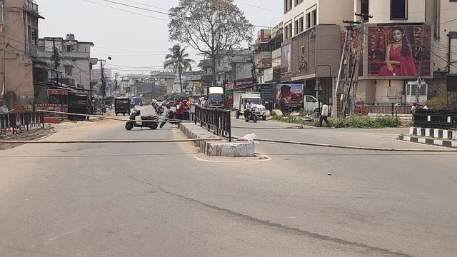 ଝାରସୁଗୁଡାରେ ଦୋକାନବଜାର ବନ୍ଦ, ଗାଡ଼ି ଚଳାଚଳ ଆଂଶିକ ବାଧାପ୍ରାପ୍ତ