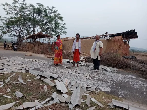 ଝଡ଼ରେ ଉଡ଼ିଲା ଘର ଛପର। (ଫଟୋ: ତୁଷାର, ରାଇରଂଗପୁର)