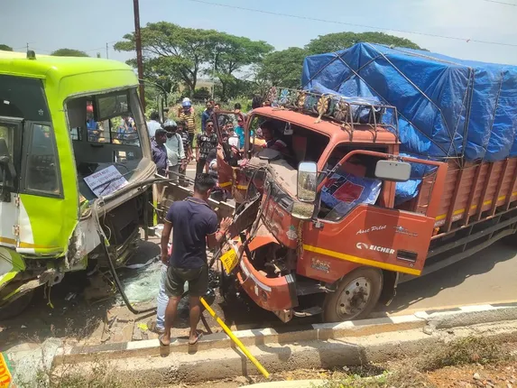 ମୋ-ବସ୍ ଓ ଟ୍ରକ୍ ମୁହାଁମୁହିଁ ଧକ୍କା; ଜଣେ ଗୁରୁତର, ୮ ଆହତ