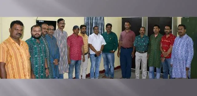 ‘ସମ୍ବାଦ’ ସମ୍ବଲପୁର ସଂସ୍କରଣ: ଓଡ଼ିଶା ଦିବସରେ ସବୁ କର୍ମଚାରୀ ପିନ୍ଧିଲେ ହସ୍ତତନ୍ତ ପୋଷାକ