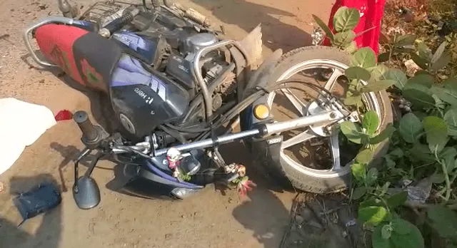 ଅଜଣା ଗାଡ଼ି ଧକ୍କାରେ ଚାଲିଗଲା ବାଇକ୍ ଆରୋହୀଙ୍କ ଜୀବନ: କ୍ଷତିପୂରଣ ଦାବିରେ ରାସ୍ତା ଅବରୋଧ