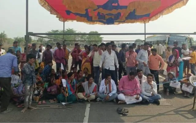 ରାସ୍ତା ମରାମତି ପାଇଁ ୨୦ ବର୍ଷ ହେଲା ଚାଲିଛି ଅଭିଯୋଗ, ପ୍ରଶାସନ ନଶୁଣିବାରୁ ଆନ୍ଦୋଳନକୁ ଓହ୍ଲାଇଲେ ଜନତା