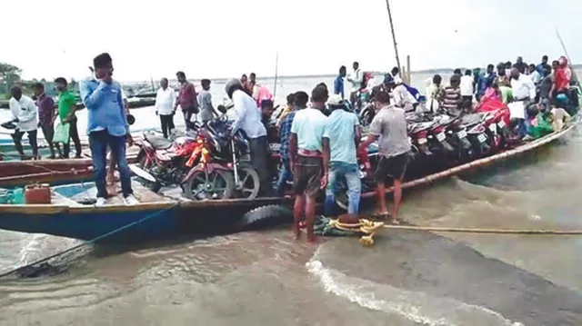 ଚିଲିକାରେ ଅସୁରକ୍ଷିତ ଜଳଯାତ୍ରା: ବାଜିରେ ଲାଗିଛି ଯାତ୍ରୀଙ୍କ ଜୀବନ