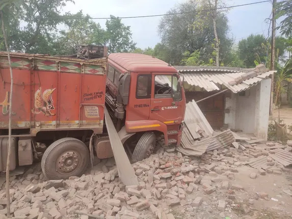 ଘରେ ପଶିଗଲା ଲୁହା ବୋଝେଇ ଟ୍ରକ; ନିଶ୍ଚିତ ମୃତ୍ୟୁମୁଖରୁ ବର୍ତ୍ତିଲେ ପରିବାରର ୭ ସଦସ୍ୟ