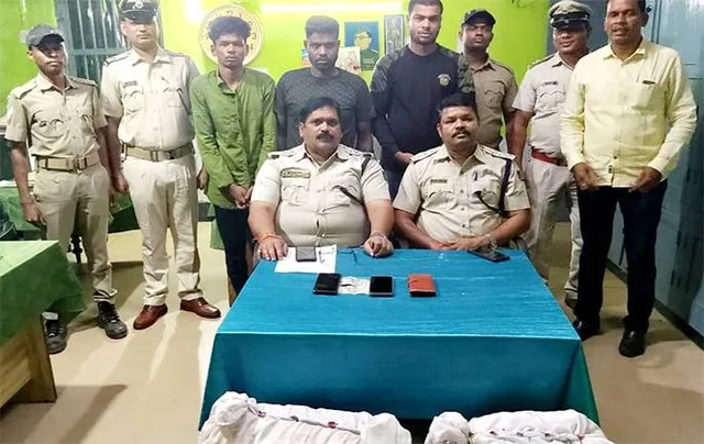 ଗଞ୍ଜେଇ ସହ ଦୁଇ ବାଇକ୍‌ ଜବତ, ୩ ଗିରଫ