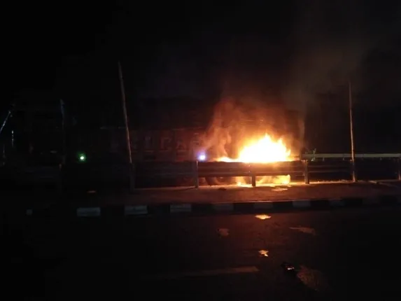 ପାରାଦୀପରୁ କୋଲକାତା ଯିବା ବେଳେ ହୁତୁହୁତୁ ହୋଇ ଜଳିଗଲା ନାଇଟ୍ରୋଜେନ୍‌ ବୋଝେଇ ଟ୍ରକ୍‌