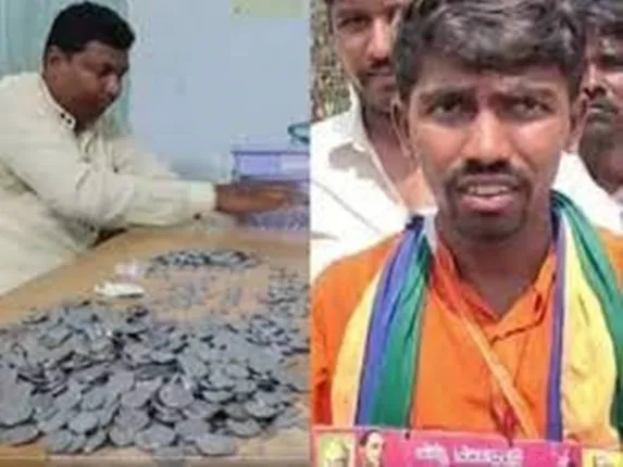 ନିର୍ବାଚନ କ୍ଷେତ୍ର ବୁଲିବୁଲି ସଂଗ୍ରହ କରିଥିବା ୧୦ହଜାର ଟଙ୍କିକିଆ କଏନକୁ ଜମା କରି ପ୍ରାର୍ଥୀ ପତ୍ର ଦାଖଲ କଲେ ଯୁବକ