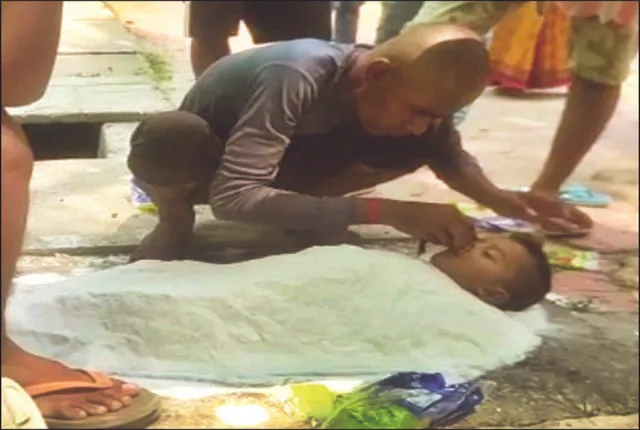 ବାସୁଦେବପୁର ଡାକ୍ତରଖାନାରେ ମନ୍ତ୍ରତନ୍ତ୍ର: ମୃତ ଶିଶୁକୁ ବଞ୍ଚାଇବାକୁ ଲୁଣରେ ପୋତି‌ଲେ