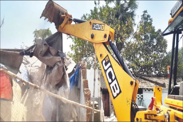 ବରମୁଣ୍ଡା ନିର୍ମାଣାଧୀନ ବସ୍‌ ଟର୍ମିନାଲରୁ ଜବରଦଖଲ ଉଚ୍ଛେଦ: ପ୍ରବଳ ବିରୋଧ ସତ୍ତ୍ବେ ଭାଙ୍ଗିଲା ୩୫ ବେଆଇନ ନିର୍ମାଣ