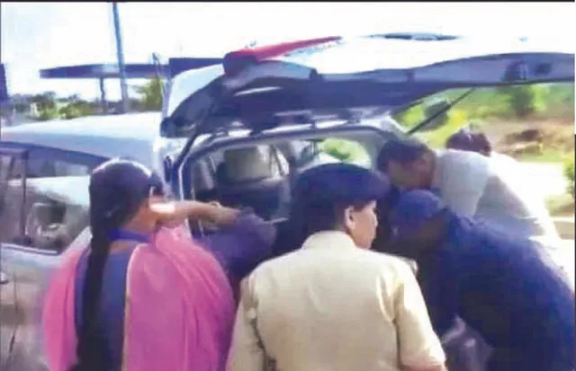 କର୍ଣ୍ଣାଟକ ମୁଖ୍ୟମନ୍ତ୍ରୀଙ୍କ କାର୍‌ ତଲାସୀ କଲେ ନିର୍ବାଚନ ଅଧିକାରୀ