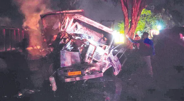 ୩ ଟ୍ରକ୍‌ ମୁହାଁମୁହିଁ ଧକ୍କା, ୩ ଚାଳକ ଜୀବନ୍ତ ଦଗ୍ଧ