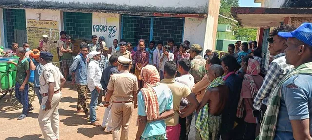 ୪ ମାସର ପିଡିଏସ୍‌ ସାମଗ୍ରୀ ମିଳିନି, ପଞ୍ଚାୟତ ଅଫିସ୍‌ରେ ଏବିଡିଓ ଓ ଅନ୍ୟ ଅଧିକାରୀଙ୍କୁ ତାଲା ପକାଇଲେ ହିତାଧିକାରୀ