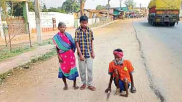 ଭତ୍ତା ପାଇଁ ୨୫ କିମି, କେବେ ଦୂର ହେବ ୨ ଦିବ୍ୟାଙ୍ଗଙ୍କ ଦୁଃଖ?