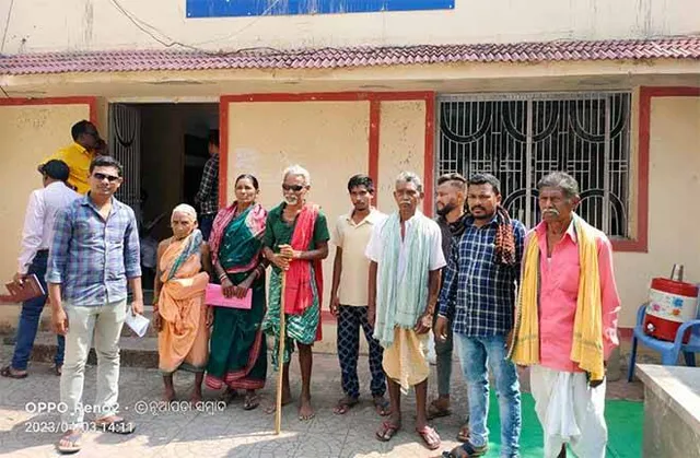 ତେଲେଙ୍ଗାନାରେ ୨୧ ଦାଦନ ଶ୍ରମିକ ବନ୍ଧକ, ଉଦ୍ଧାର ପାଇଁ ପରିବାର ଲୋକେ ଜିଲ୍ଲାପାଳଙ୍କ ଦ୍ବାରସ୍ଥ