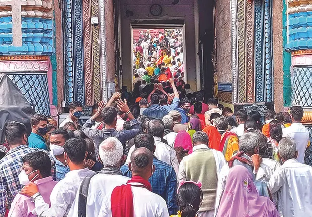 ଶ୍ରୀମନ୍ଦିର ଚାରିଦ୍ବାର ଦର୍ଶନ ବନ୍ଦ ଯୋଗୁ ଯନ୍ତ୍ରଣା: ଖରାରେ ସିଝୁଛନ୍ତି ଭକ୍ତ