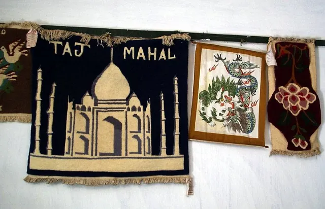 ତିବ୍ବତୀୟ ଶରଣାର୍ଥୀଙ୍କ କାର୍ପେଟ ଶିଳ୍ପ ଉଜୁଡ଼ିଛି; ବହୁମୁଖୀ ତିବ୍ବତୀୟ କୋ-ଅପରେଟିଭ୍‌ ସୋସାଇଟି ଋଗ୍‌ଣ