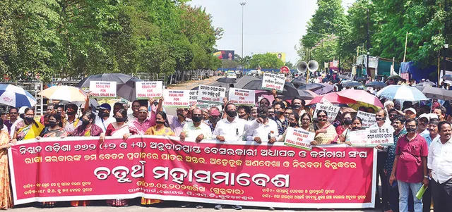 ମୁହଁରେ କଳାପଟି ବାନ୍ଧି ୬୬୨ ବର୍ଗ କଲେଜ ସଂଘର ଆନ୍ଦୋଳନ