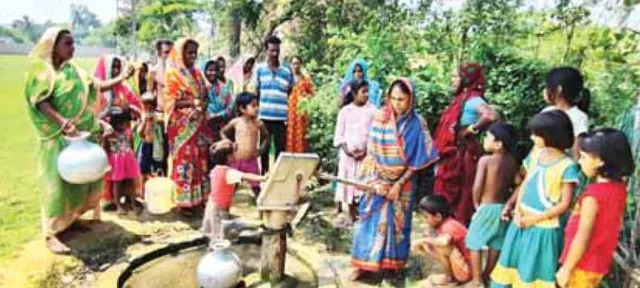 ପାଣି ପାଇଁ ଖରାରେ ଗରା ଧରି ଯାଉଛନ୍ତି ୨ କିଲୋମିଟର