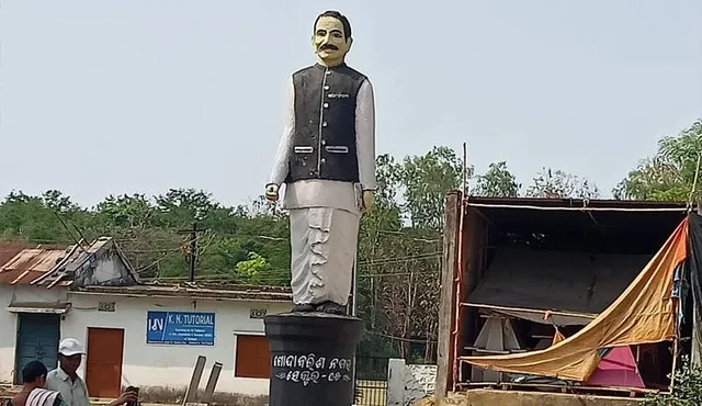 ଆଜି ଓଡ଼ିଶା ଦିବସ: ସହର ସାରା ଅସଜଡ଼ା ପ୍ରତିମୂର୍ତ୍ତି