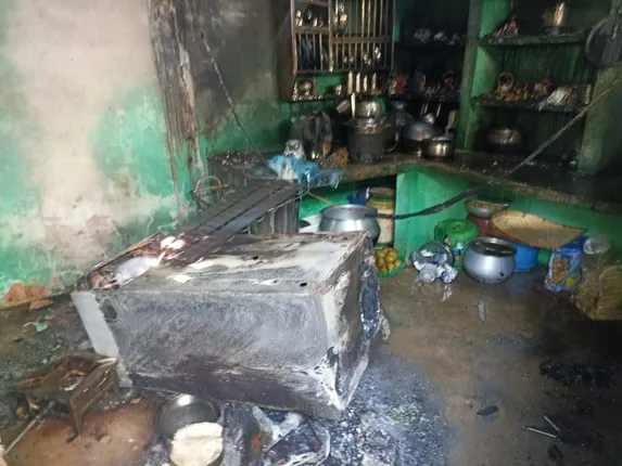 ଗ୍ୟାସ୍‌ ସିଲିଣ୍ଡର ଲିକ୍ ହୋଇ ଲାଗିଲା ନିଆଁ, ଲକ୍ଷାଧିକ ଟଙ୍କାର ସମ୍ପତ୍ତି ନଷ୍ଟ