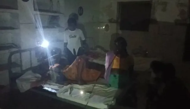 ମୋବାଇଲ୍ ଲାଇଟ୍‌ରେ ଚାଲିଛି ଚିକିତ୍ସା