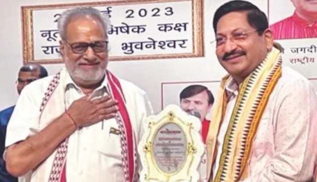 କୃପାଜଳ ଇଞ୍ଜିନିୟରିଂ କଲେଜର ଚେୟାରମ୍ୟାନ୍‌ ଭବାନୀ ଚରଣ ରଥଙ୍କୁ ରାଜ୍ୟପାଳ ସମ୍ମାନିତ କରିଛନ୍ତି।