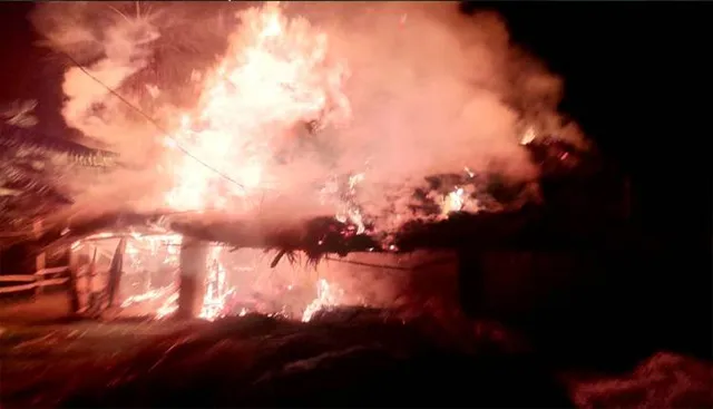 ପାଖରରେ ୩ ବଖରା ଜଳିଗଲା