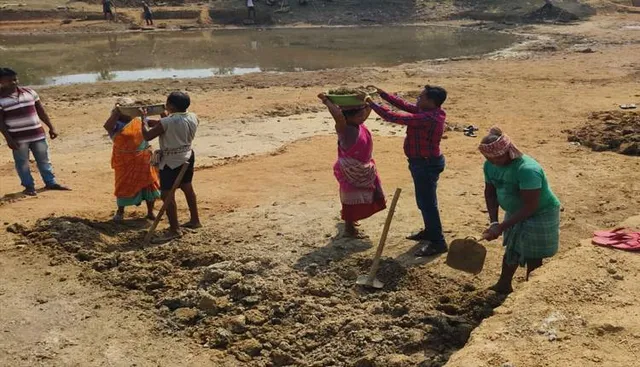 ଶ୍ରମିକଙ୍କ ସହ କାମ କଲେ ବିଡିଓ