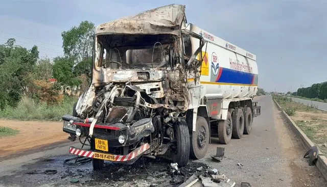 ହାଇଓ୍ବାକୁ ଧକ୍କା ଦେଇ ଜଳିଗଲା ଟ୍ୟାଙ୍କର କ୍ୟାବିନ