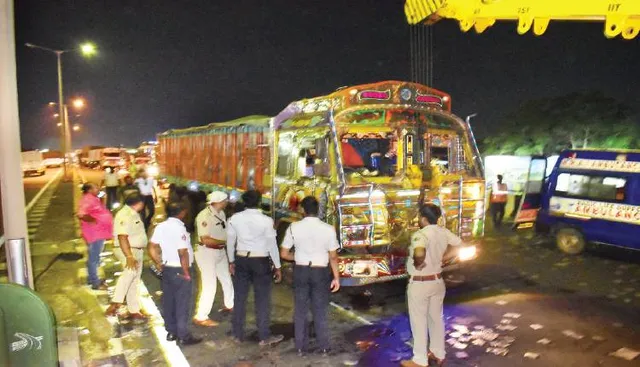 ପିକ୍‌-ଅପ ଚାଳକଙ୍କ ଉପରେ ମାଡ଼ିଗଲା ଟ୍ରକ୍‌