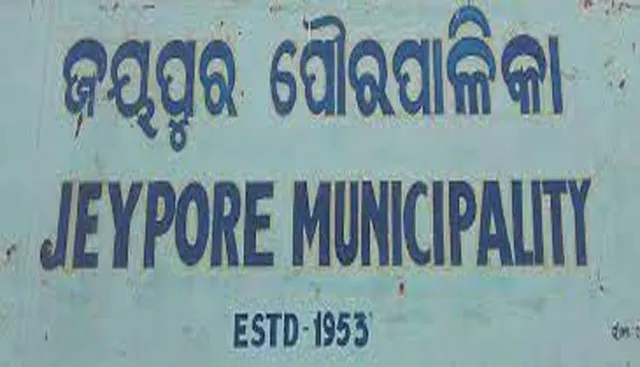 ରାସ୍ତା ମଝିରୁ ଟ୍ରାନସଫରର୍ମର ହଟାଉ ନଥିବାରୁ ଟାଟାପାୱାରକୁ ପୌରପାଳିକାର ନୋଟିସ୍