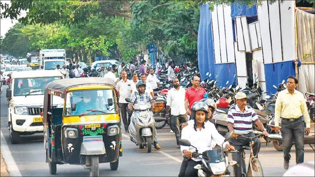 ରାସ୍ତାକଡ଼ରେ ଗାଡ଼ି ପାର୍କିଂ ଯୋଗୁ  ଭୁବନେଶ୍ବର କଳ୍ପନା ଛକରୁ-ରବି ଟକିଜ୍‌ ଟ୍ରାଫିକ୍‌ ଅସମ୍ଭାଳ