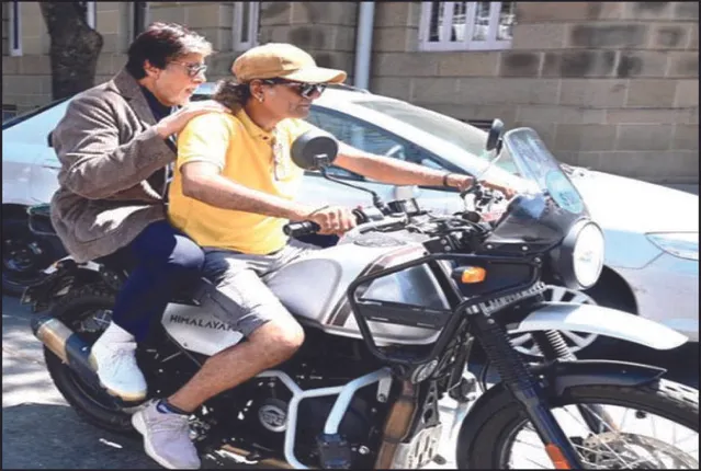 ଲିଫ୍ଟ ମାଗି ବାଇକ୍‌ରେ ସୁଟିଂସ୍ଥଳକୁ ଗଲେ ବିଗ୍ ବି