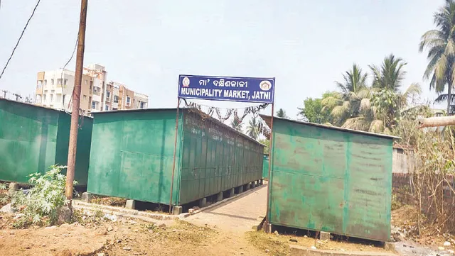 ବେପାରୀଙ୍କ ବିଚିତ୍ର ମାନସିକତା: ଭେଣ୍ଡିଂଜୋନ୍‌ରେ ଦୋକାନ, ରାସ୍ତାକଡ଼ରେ ପସରା