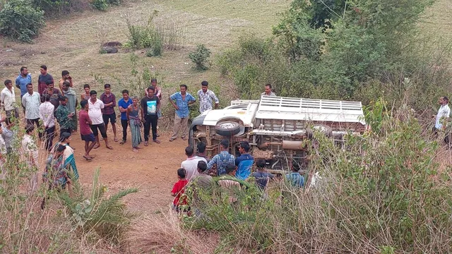 ଭାରସାମ୍ୟ ହରାଇ ବ୍ରିଜ ତଳକୁ ଖସିଲା କୀର୍ତ୍ତନମଣ୍ଡଳୀ ଗାଡ଼ି, ୨୦ରୁ ଅଧିକ ଆହତ