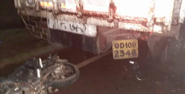 ଟ୍ରକ୍‌ ପଛରେ ପିଟିହେଲା ବାଇକ: ୨ ଯୁବକ ମୃତ