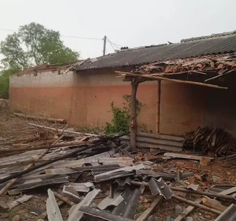 ରାଇରଙ୍ଗପୁରରେ ଝଡ଼ ତୋଫାନରେ ଉଡ଼ିଲା ଘର ଛପର