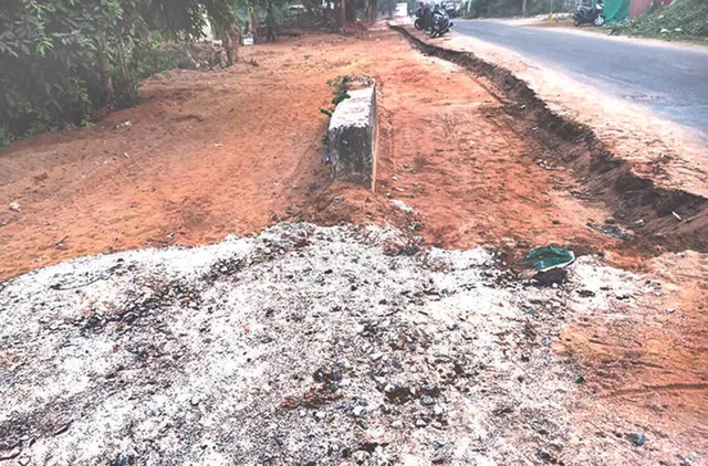 ଏମିତି ଚାଲିଛି ପୂର୍ତ୍ତ ବିଭାଗ ରାସ୍ତା ନିର୍ମାଣ: ପୋତିଦେଲେ ୨୦ ବର୍ଷର ନାଳ