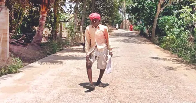 ଭତ୍ତା ପାଇଁ ଆଉ ଏକ କରୁଣ ଦୃଶ୍ୟ...: ‘୮୦ବର୍ଷ ବୟସରେ ଚାଲୁଛନ୍ତି ୨ କିମି’