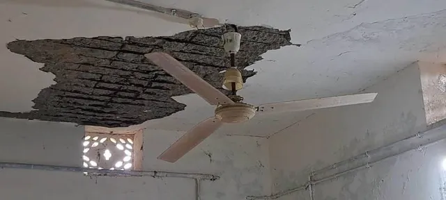 ପ୍ରାଥମିକ ସ୍ବାସ୍ଥ୍ୟକେନ୍ଦ୍ର ଛାତରୁ ଖସିଲା କଂକ୍ରିଟ୍ ସ୍ଲାବ୍‌, ଅଳ୍ପକେ ବର୍ତ୍ତିଲେ କର୍ମଚାରୀ